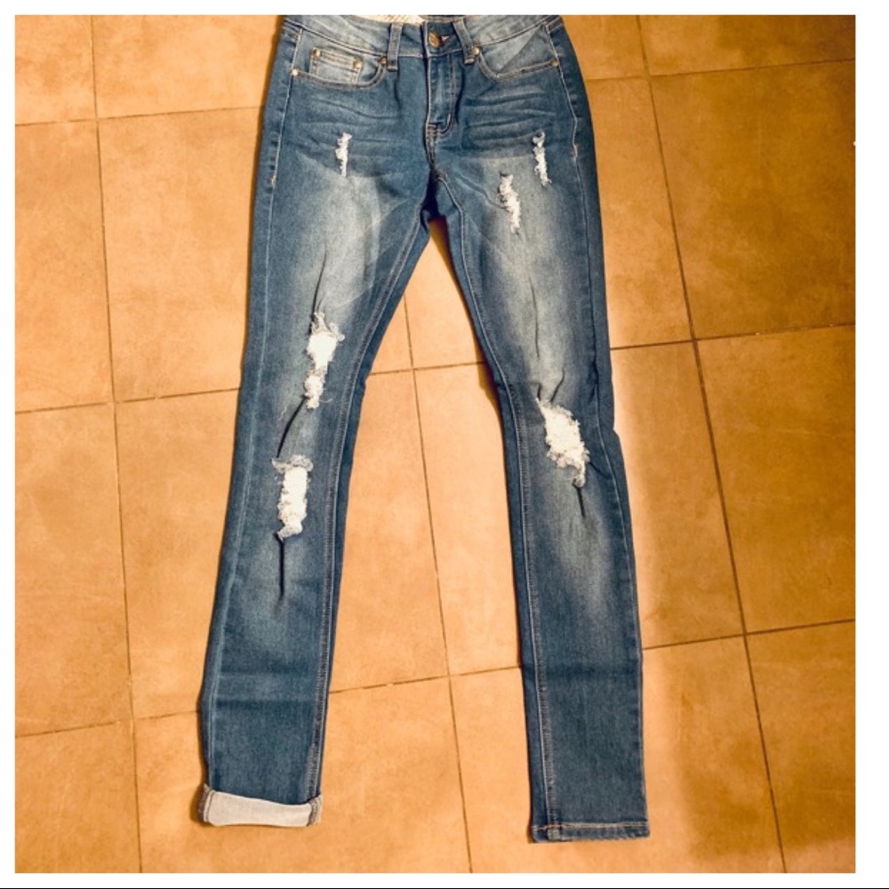 ✨ONE DAY SALE✨Lightly distressed skinny jeans - Picture 5 of 6